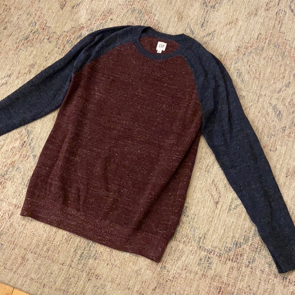 GAP Men’s maroon and navy sweater